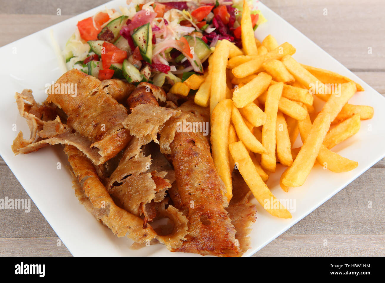 Döner Kebab avec des frites et salade Banque D'Images