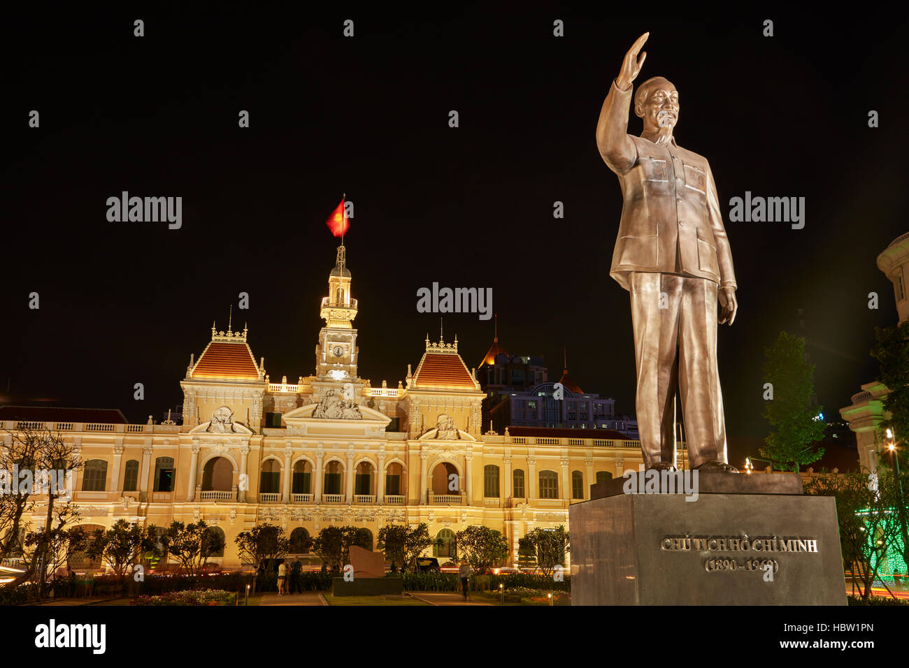 Le Comité populaire historique immeuble (ancien hôtel de ville de Saigon), et Statue de Ho Chi Minh, Ho Chi Minh Ville (Saigon), Vietnam Banque D'Images