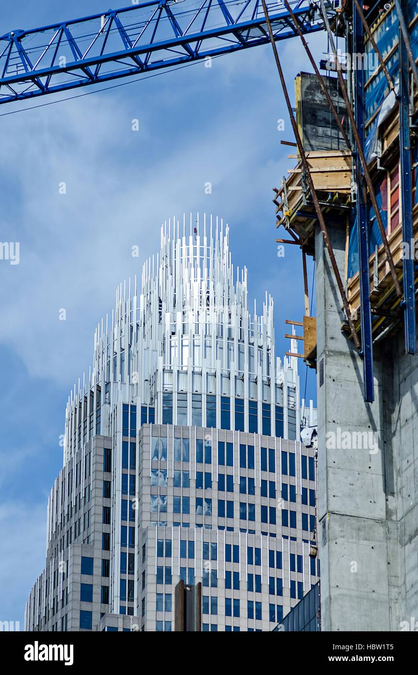 Grue de chantier dans une grande ville Banque D'Images