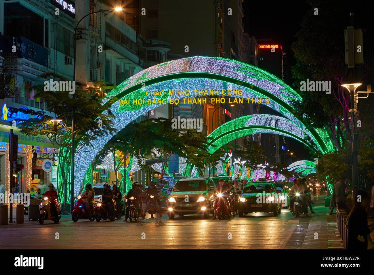 Trafic et des lumières colorées sur Nguyen Hue, Ho Chi Minh Ville (Saigon), Vietnam Banque D'Images