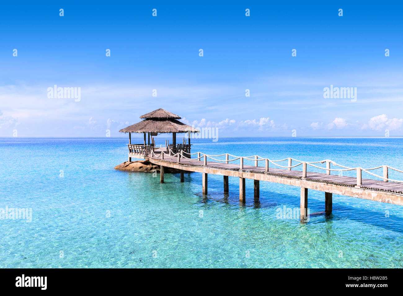 Belle pier avec hut in tropical turquoise de l'eau claire, pristine beach travel destination historique Banque D'Images