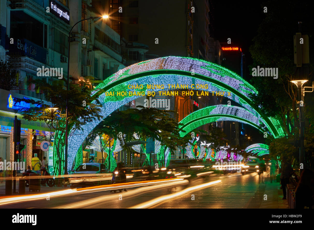 Trafic et des lumières colorées sur Nguyen Hue, Ho Chi Minh Ville (Saigon), Vietnam Banque D'Images