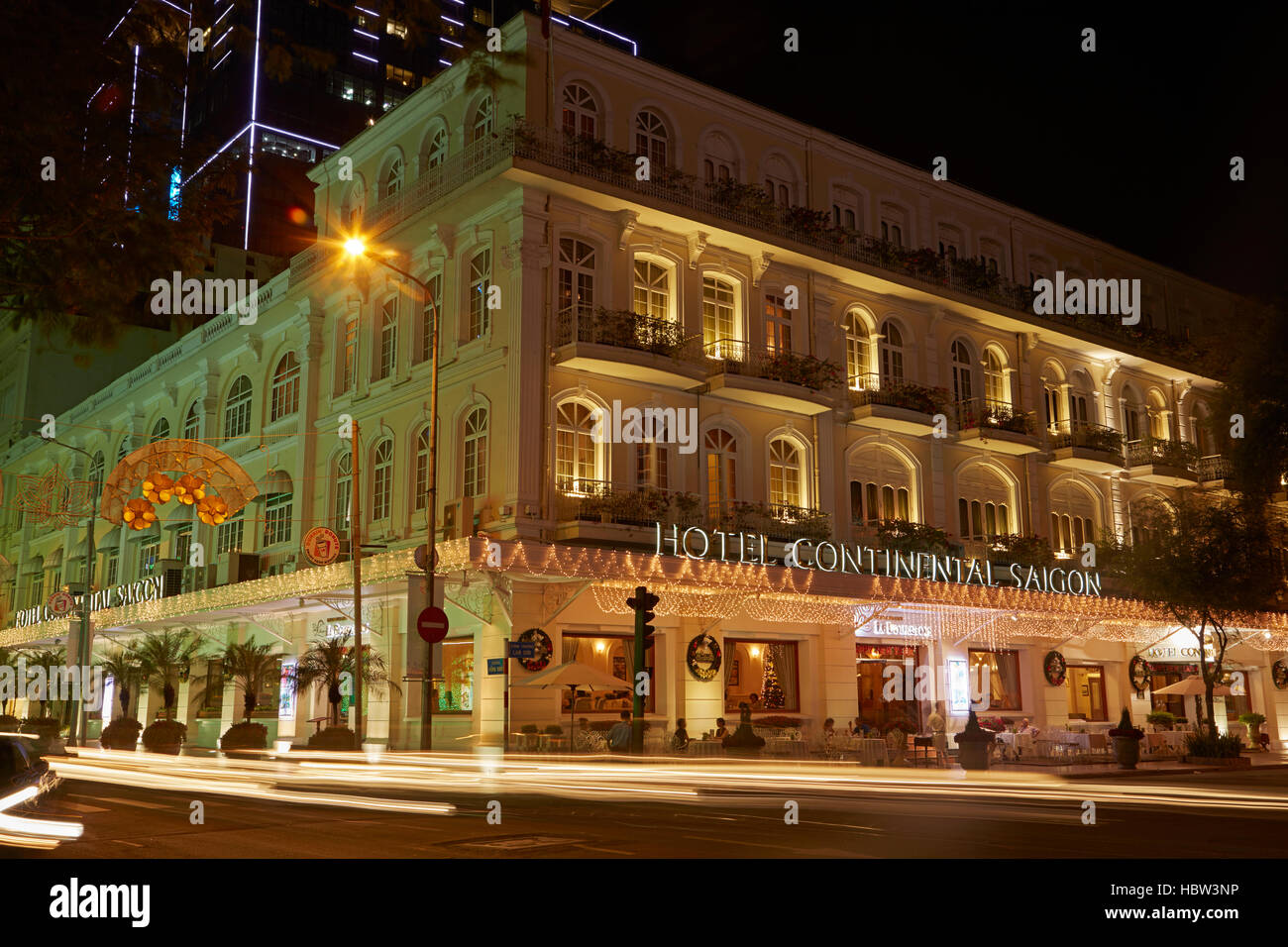 Hotel Continental Saigon la nuit, Ho Chi Minh Ville (Saigon), Vietnam Banque D'Images