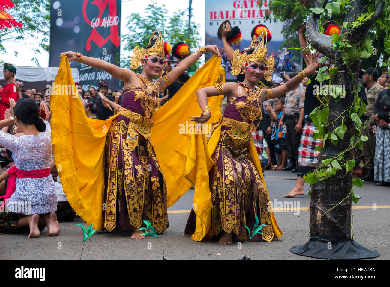 Femme dansant durant la cérémonie de la région de Nyepi Bali, Indonésie Banque D'Images