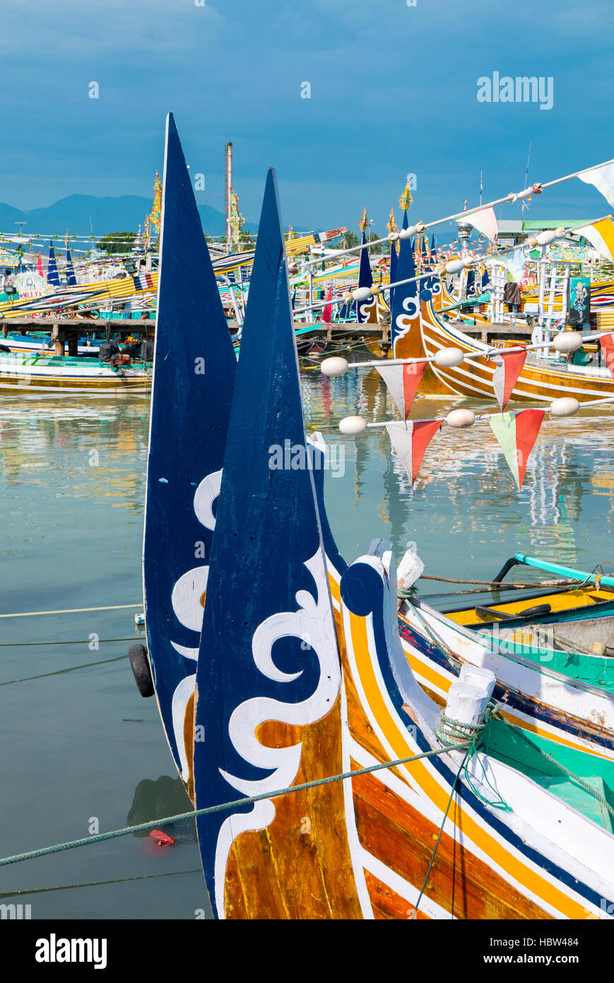 Vieux bateaux en bois traditionnels colorés de l'Indonésie dans l'île de Bali, Indonésie Banque D'Images