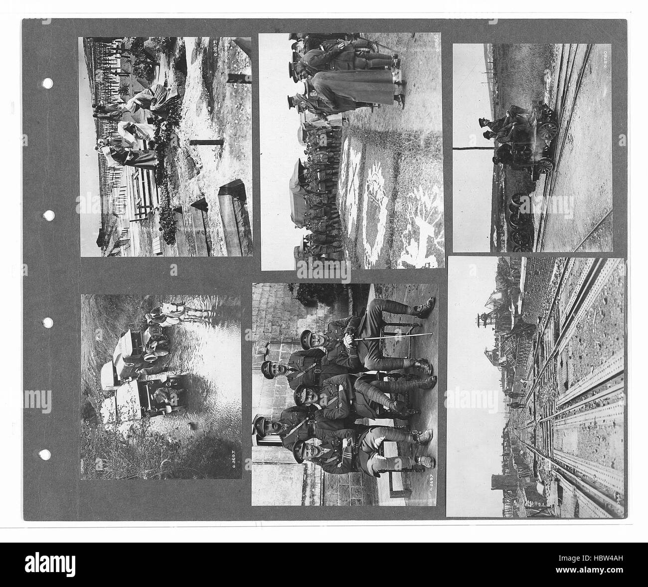 L'image représente des photographies officielles de guerre canadiennes, y compris des soldats, des uniformes militaires, des camps, des tranchées, champs de bataille, équipement, armes, opérations militaires, cérémonies, et des monuments commémoratifs de guerre. Banque D'Images