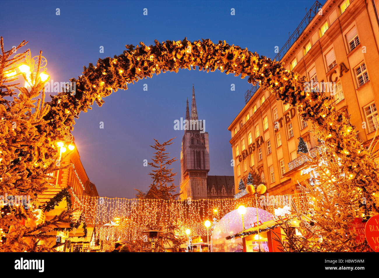 Vacances de Noël à Zagreb ville avec à l'arrière de la Cathédrale Banque D'Images