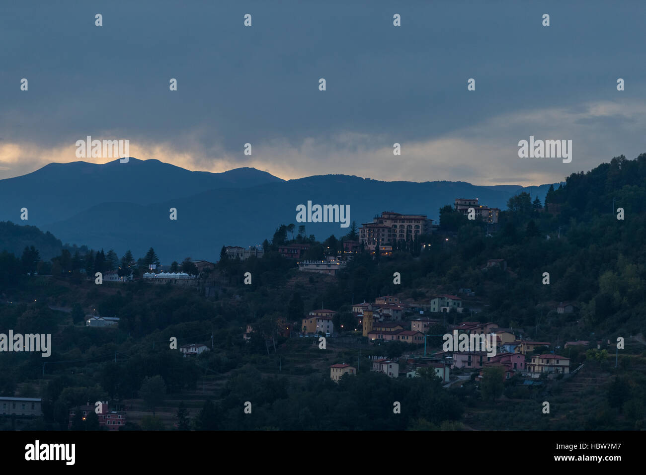 Pania della Croce et la montagne la ville médiéval de Barga depuis la terrasse de l'église de San Cristoforo, Barga en Toscane, Italie. Banque D'Images