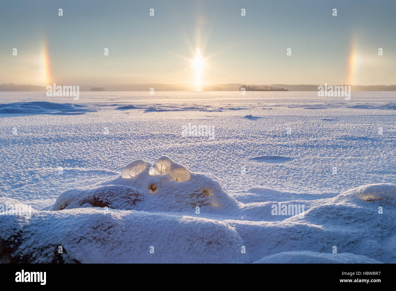 Les roches de neige, glace, neige et lac gelé et halo en Tampere, Finlande, le matin en hiver. Banque D'Images