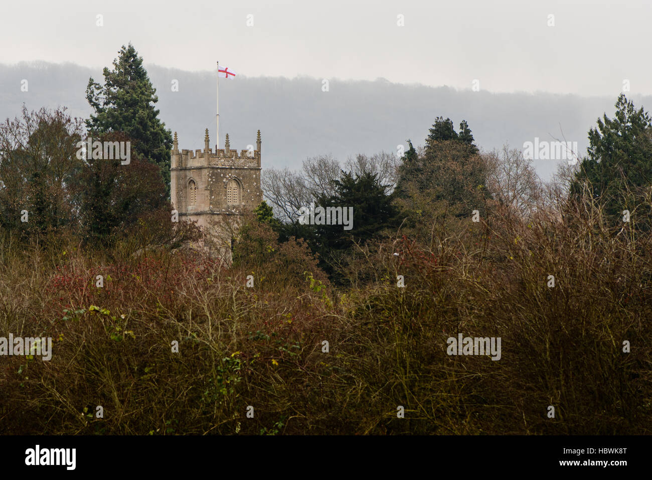 Croix de George d'un drapeau au-dessus de Bathampton, église Saint Nicolas. L'église paroissiale à quelques kilomètres de la ville de Bath, dans le Somerset, Royaume-Uni Banque D'Images