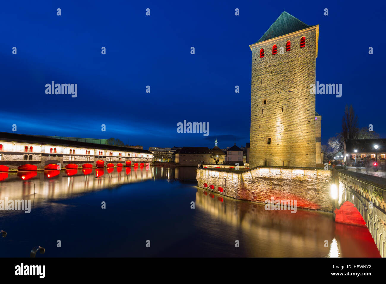Ponts Couverts illuminé et Barrage Vauban au crépuscule se reflétant dans les eaux de l'Ill, Alsace France Banque D'Images Ponts Couverts illuminé et Barrage Vauban au crépuscule se reflétant dans les eaux de l'Ill, Alsace France Banque D'Images