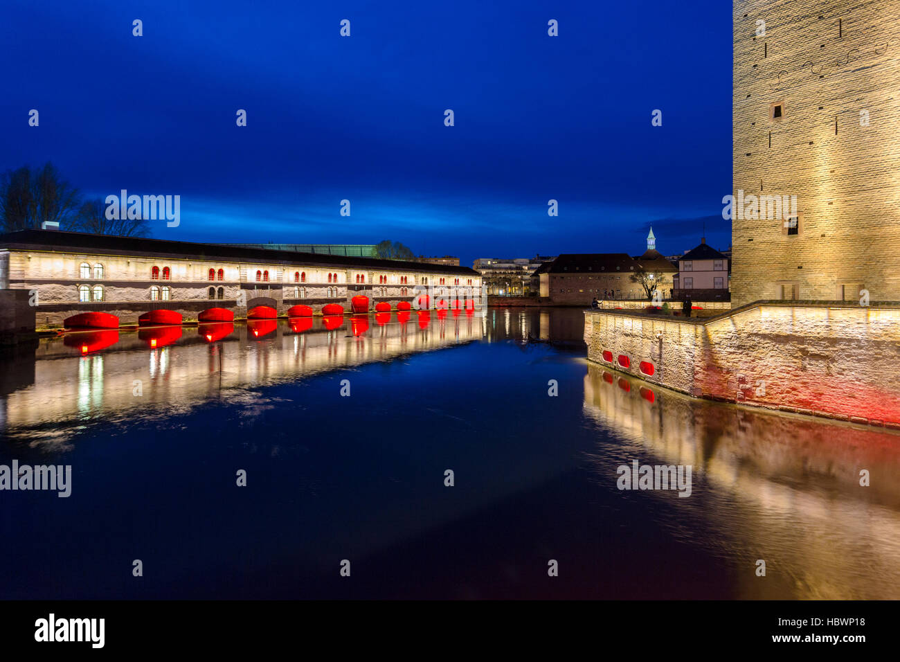 Le Barrage Vauban et ponts couverts reflétée sur l'Ill à Strasbourg, Alsace France Soir Banque D'Images Le Barrage Vauban et ponts couverts reflétée sur l'Ill à Strasbourg, Alsace France Soir Banque D'Images