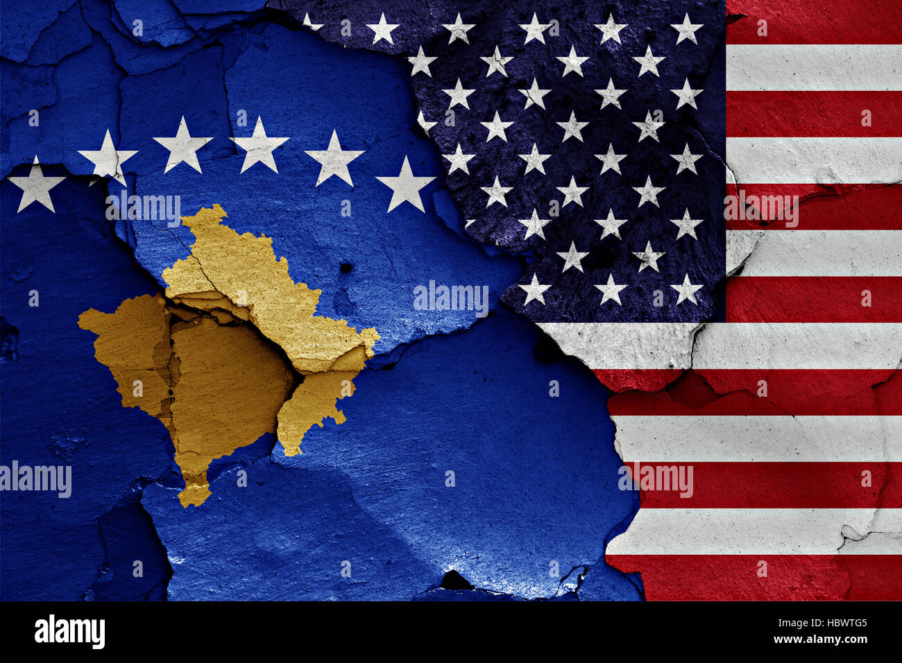 Drapeaux du Kosovo et USA peint sur mur fissuré Banque D'Images