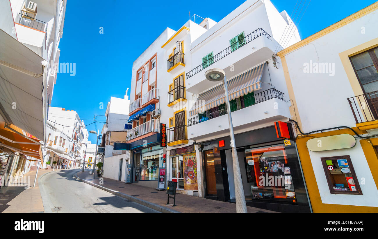 Cartes postales de l'Ibiza. Soleil brillant bright rues de St Antoni de Portmany Iles Baléares, Espagne. Banque D'Images