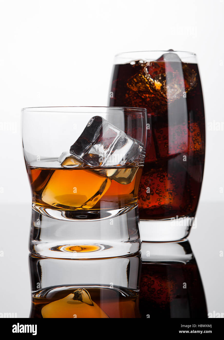 Verre de whisky et coca avec des glaçons sur fond blanc Photo Stock - Alamy
