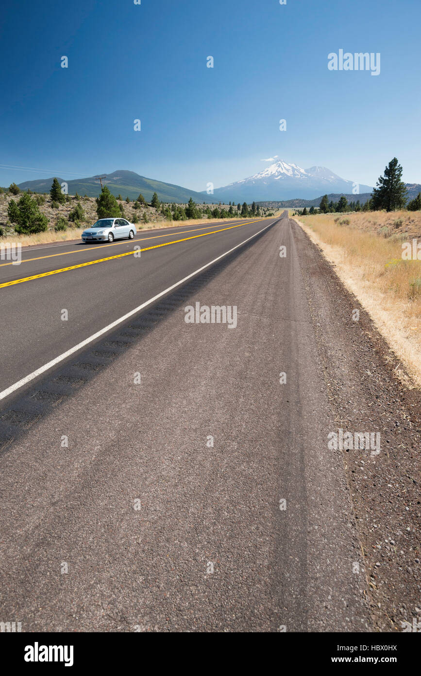 Voiture sur l'autoroute 97 avec Mt. En arrière-plan se profilent de Shasta, Californie du Nord. Banque D'Images