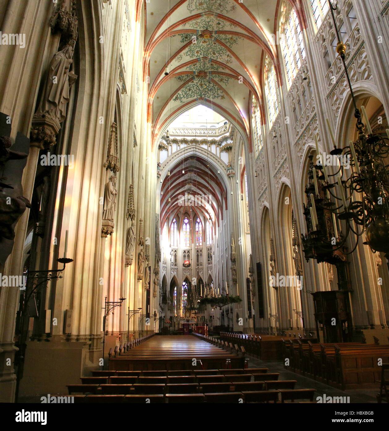 Nef et chœur de la ville médiévale de Sint-Janskathedraal (St. La Cathédrale Saint-Jean) dans la ville de Den Bosch, Brabant, Pays-Bas. (Croix de 2 images) Banque D'Images