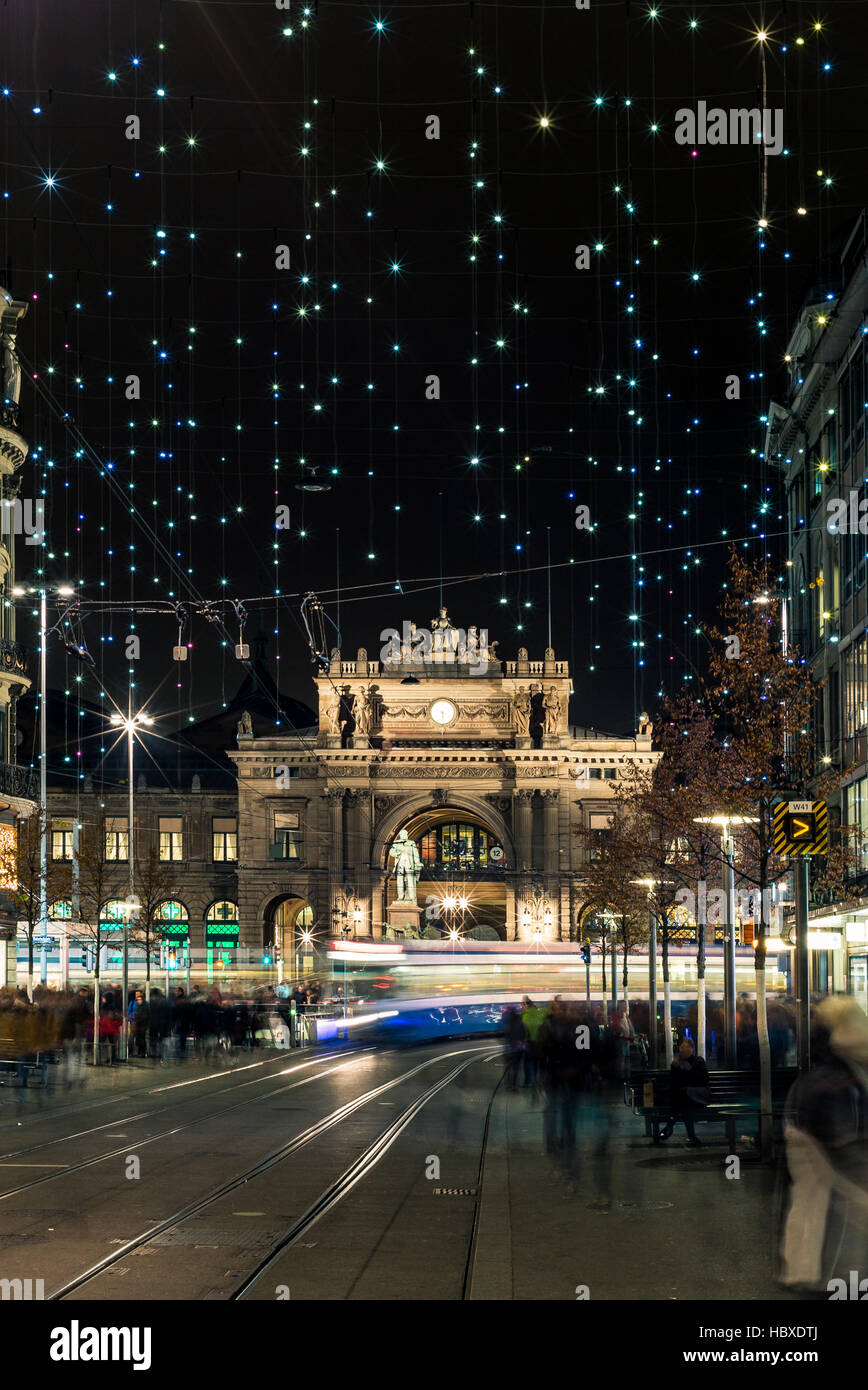 Les achats de Noël à la Zurich Bahnhofstrasse - 5 décorées Banque D'Images