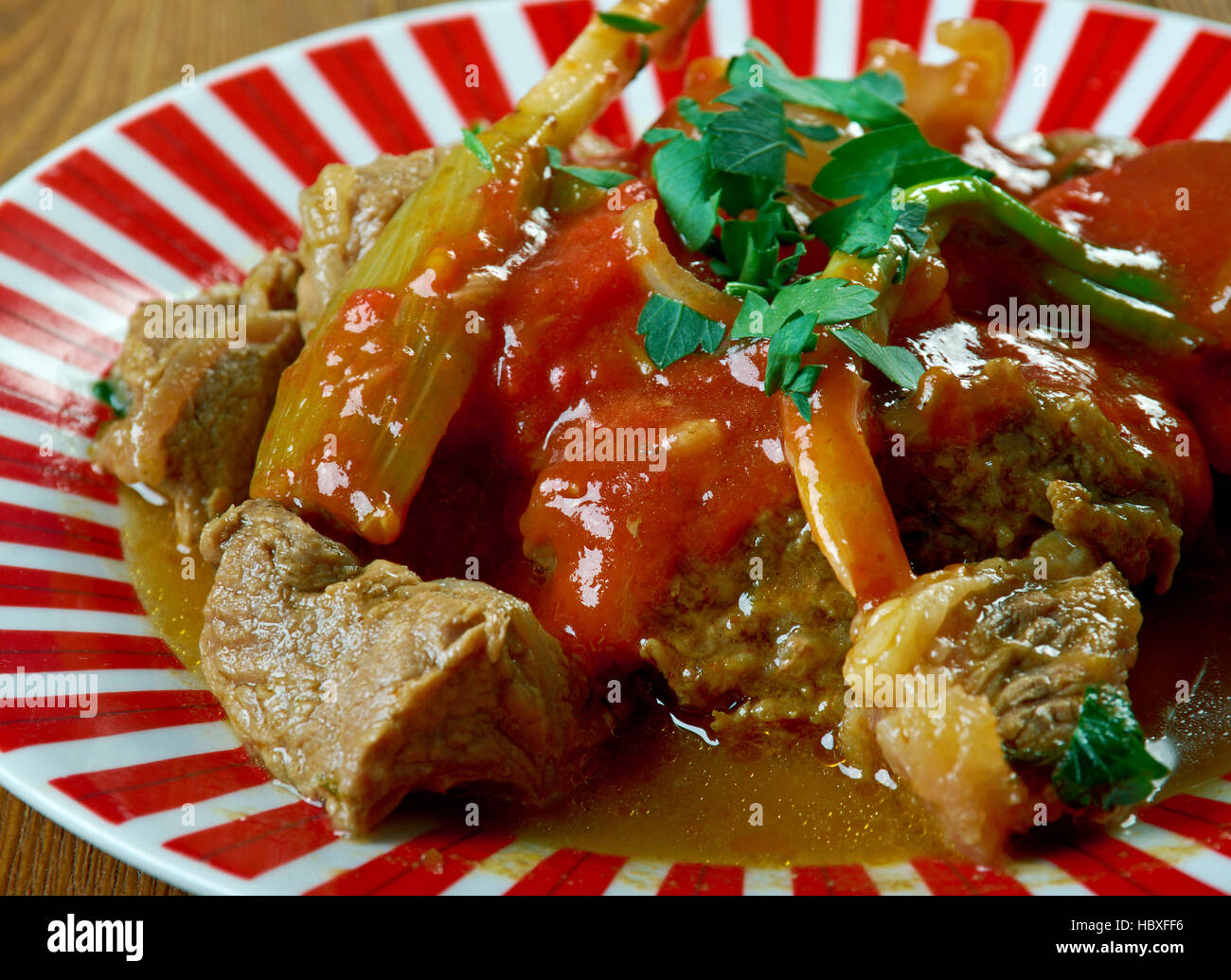 Tajine Makfoul marocain dispose d'un plat de bœuf, d'agneau ou de la viande de chèvre compote Banque D'Images