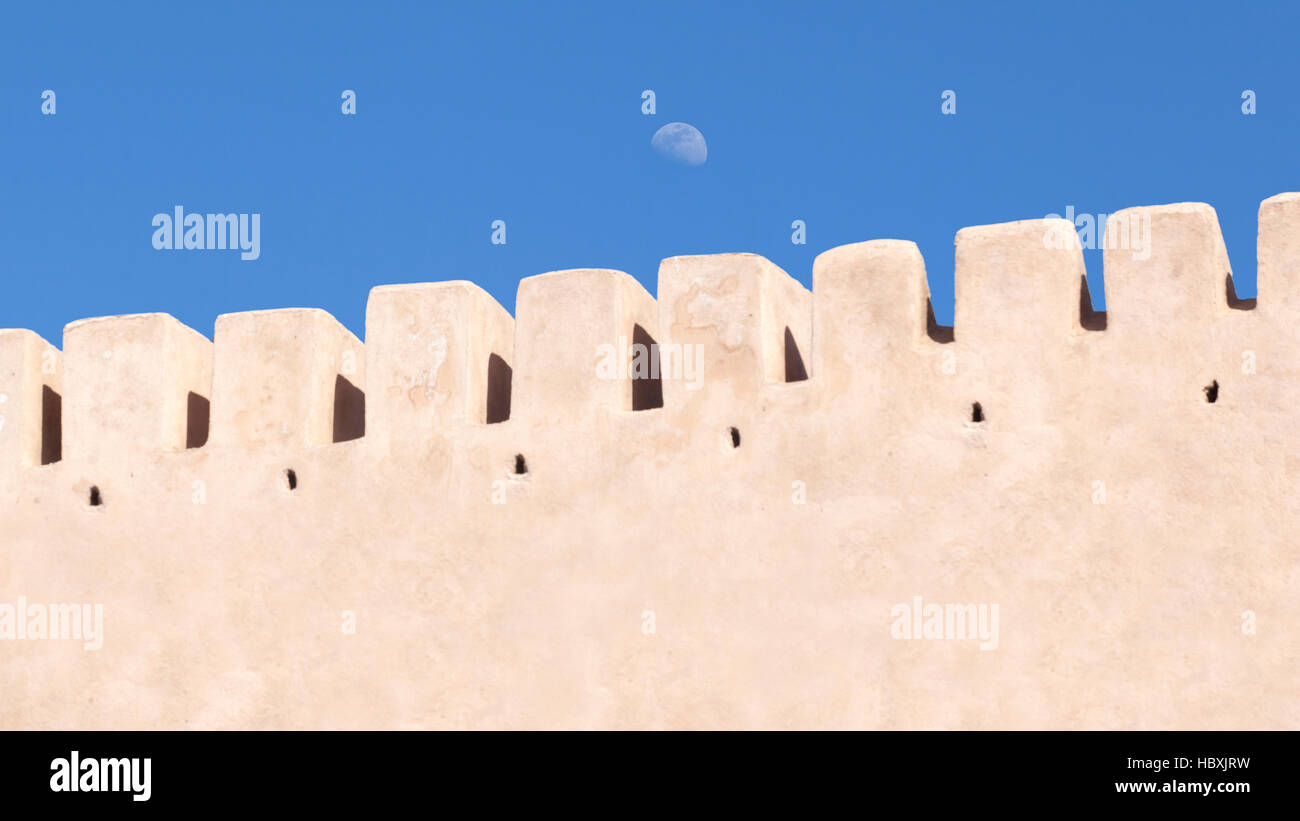 La lune au-dessus du mur de la Casbah. Meknes, Maroc. Banque D'Images
