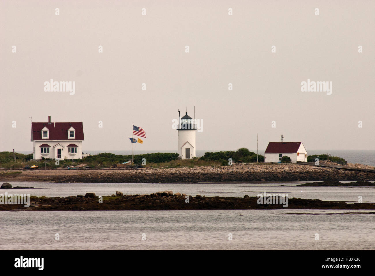 Owl Head phare noir et blanc sur l'entrée ouest de Penobscot Bay avec deux résidences sur jour de vent. Banque D'Images