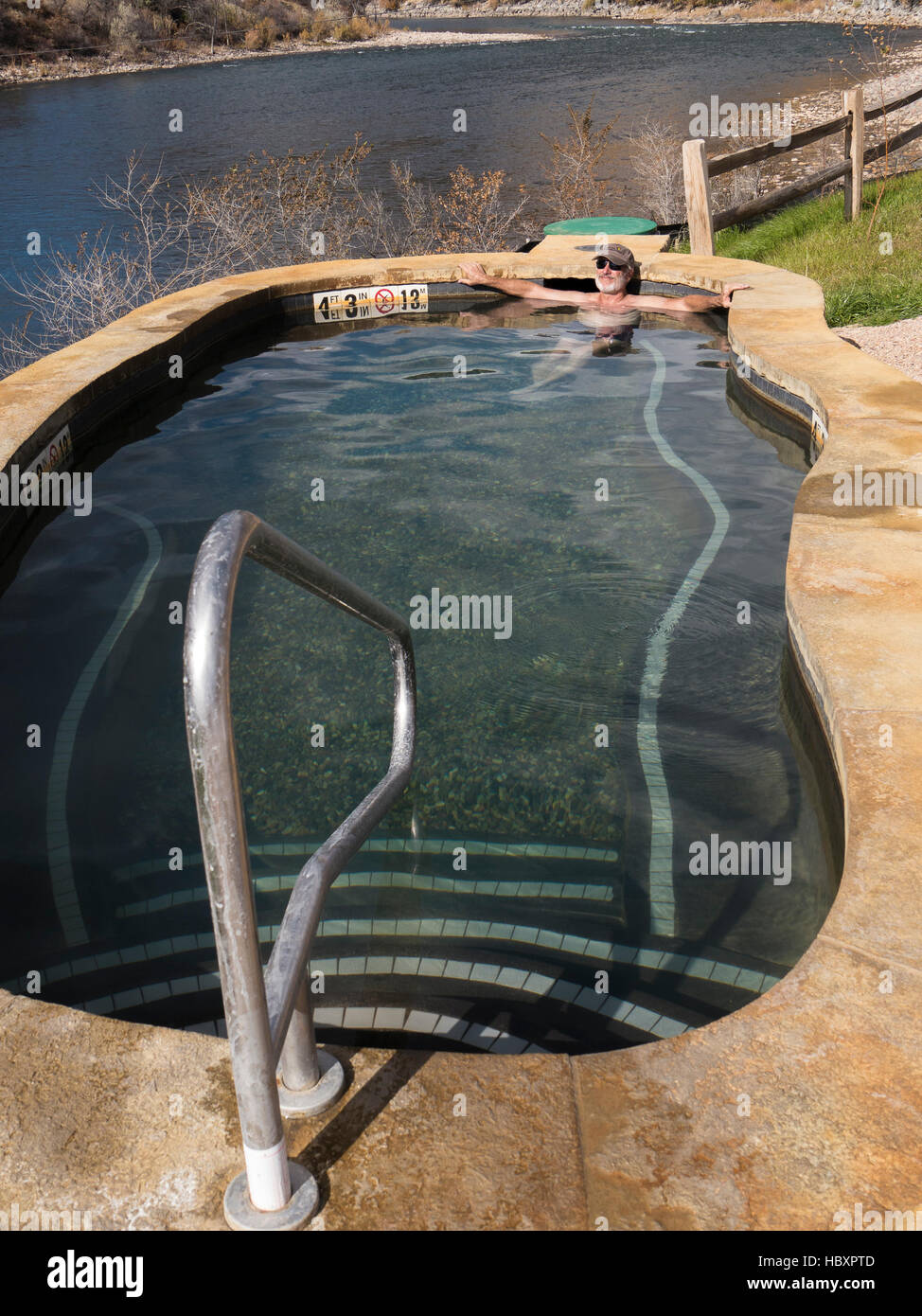 L'homme plonge dans les sources chaudes d'Iron Mountain, Glenwood Springs, Colorado. Banque D'Images