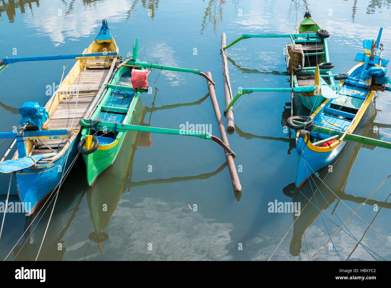 Vieux bateaux en bois traditionnels colorés de l'Indonésie dans l'île de Bali, Indonésie Banque D'Images