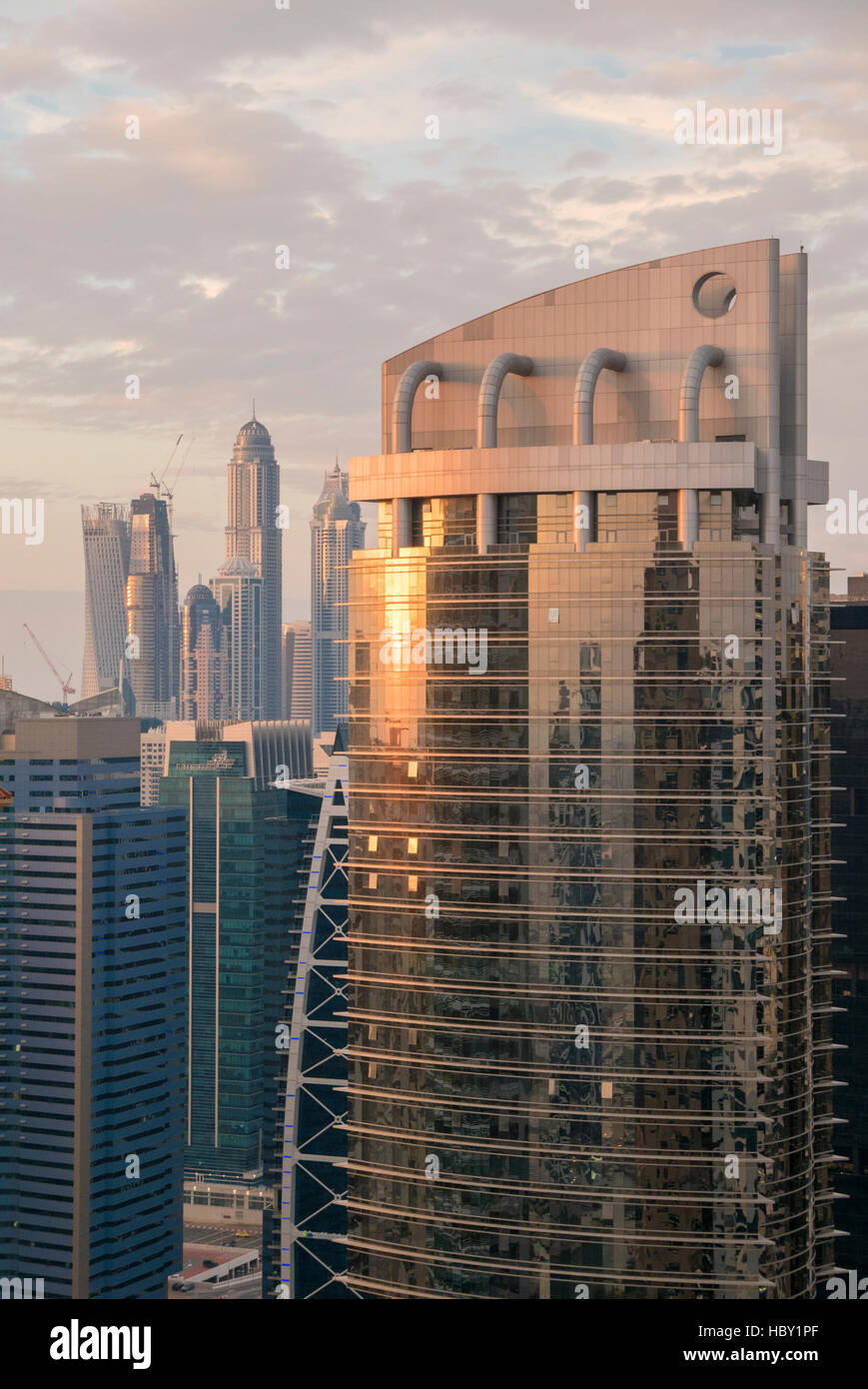 Dans l'architecture moderne de Marina District, à Dubaï Banque D'Images