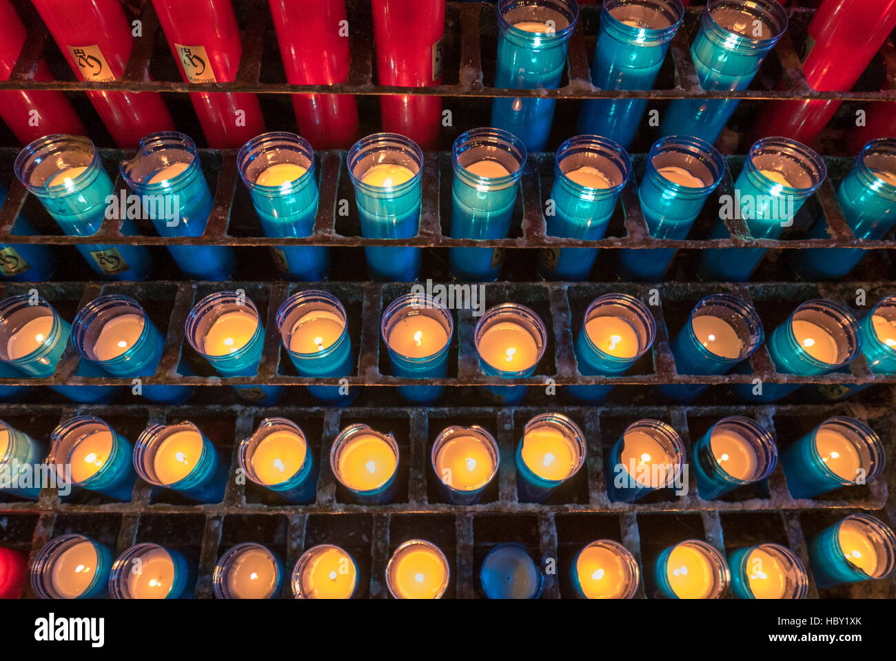 Bougies colorées au monastère de Montserrat près de Barcelone en Espagne Banque D'Images