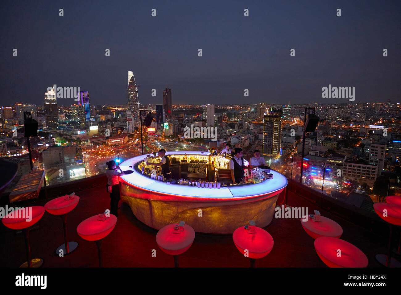 Chill Skybar au crépuscule, Ho Chi Minh (Saigon), Vietnam Banque D'Images