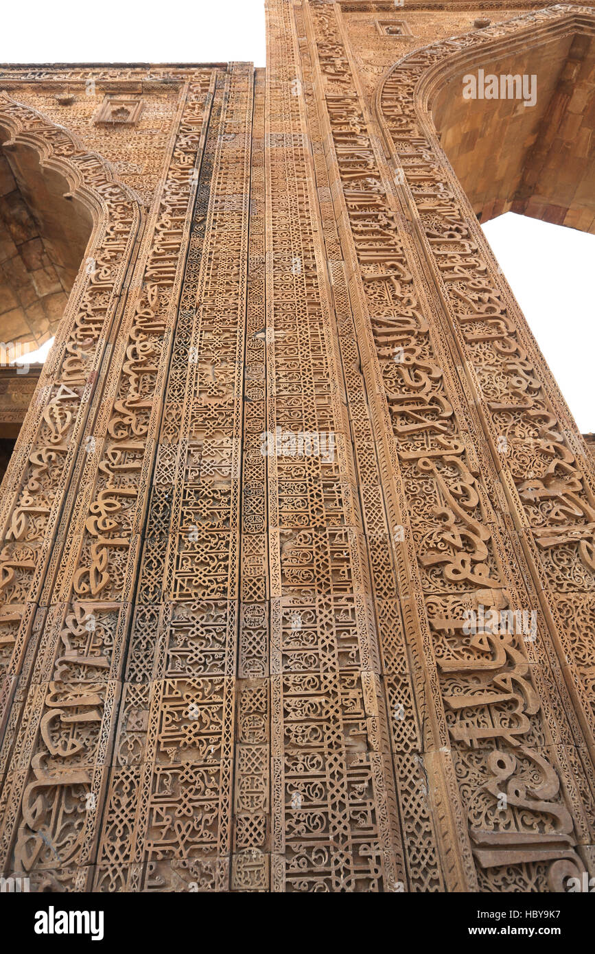 Inscription sur mur, Adhai Din Ka Jhonpra, Ajmer, Rajasthan, Inde. Selon la légende, la construction en 1153 n'a pris que deux jours et demi. Banque D'Images