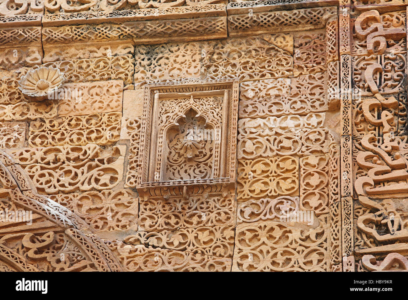Inscription sur mur, Adhai Din Ka Jhonpra, Ajmer, Rajasthan, Inde. Selon la légende, la construction en 1153 n'a pris que deux jours et demi. Banque D'Images