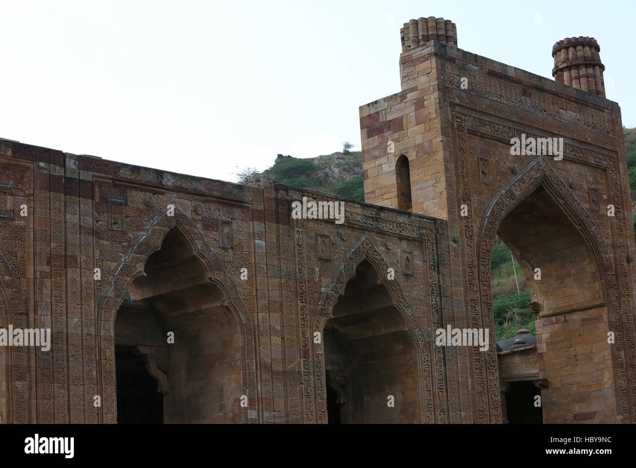 Voir d'Adhai Din Ka Jhonpra locaux à Ajmer, Rajasthan, Inde. Selon la légende, la construction en 1153 n'a pris que deux jours et demi. Banque D'Images