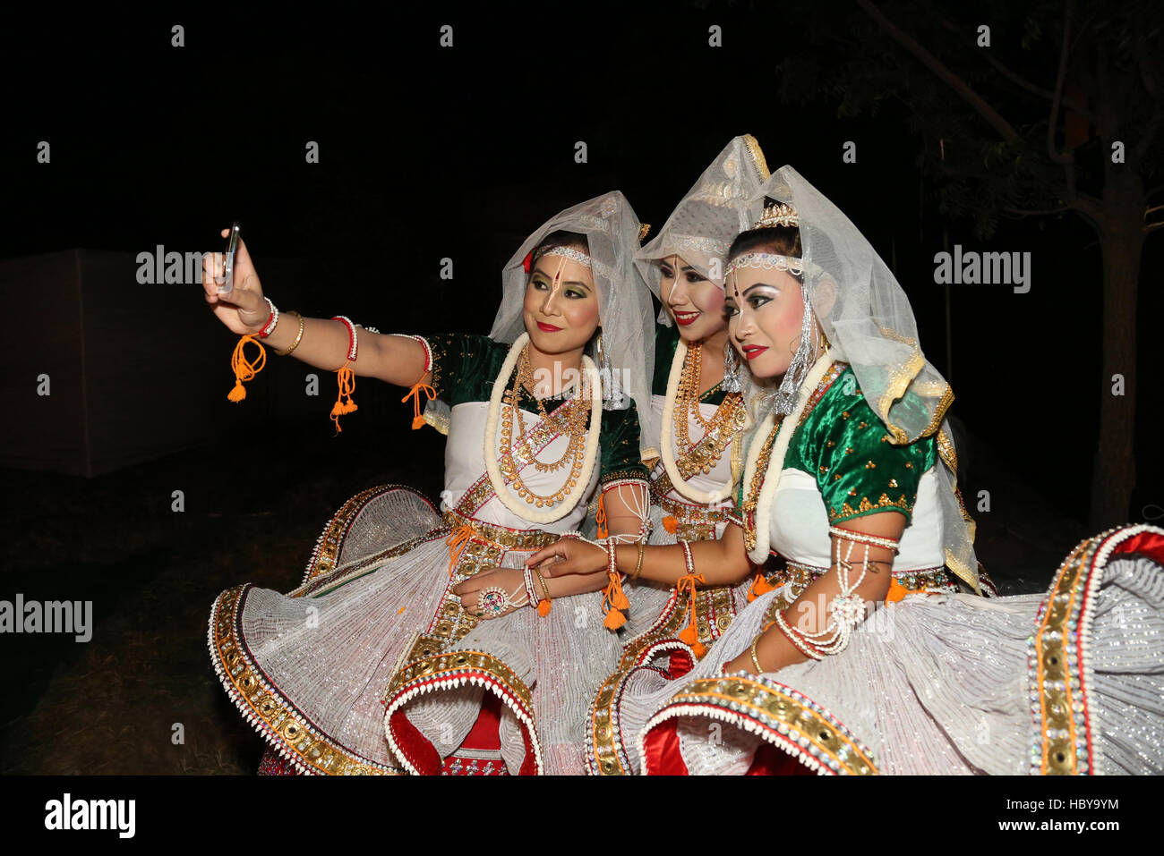 Un groupe de danse de Manipur cliquant danseurs . selfies La ville d'Ajmer, Rajasthan, en Inde, au cours d'un festival de danse tribale Banque D'Images