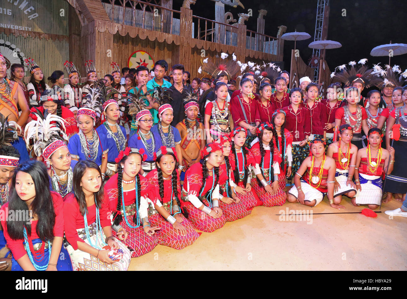 Groupe de danseurs tribaux indiens Pic . La ville d'Ajmer, Rajasthan, en Inde, au cours d'un festival de danse tribale Banque D'Images