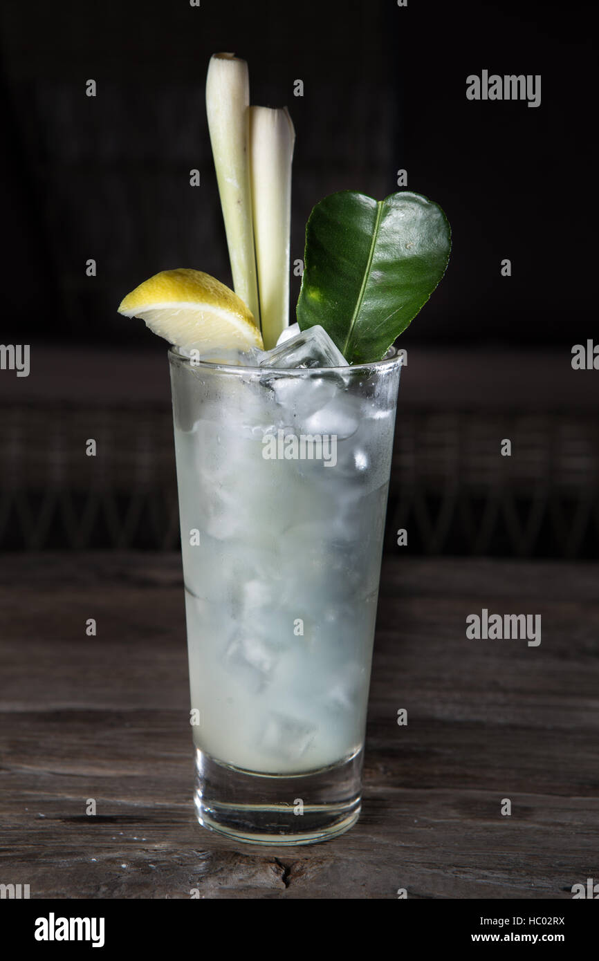 Cocktail rafraîchissant à base de gin avec citronnelle, feuilles de citron kaffir, jus de citron frais, sirop de sureau, gin et soda. Banque D'Images