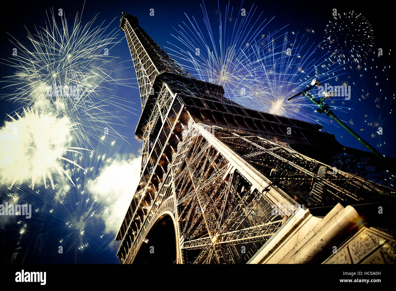 Résumé fond de Tour Eiffel avec Fireworks, Paris, France - Nouvel An Banque D'Images