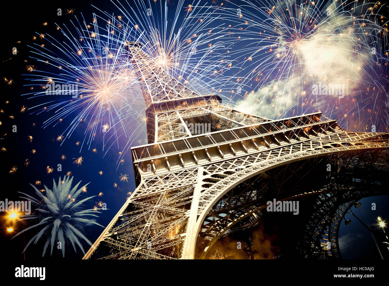 Résumé fond de Tour Eiffel avec Fireworks, Paris, France - Nouvel An Banque D'Images