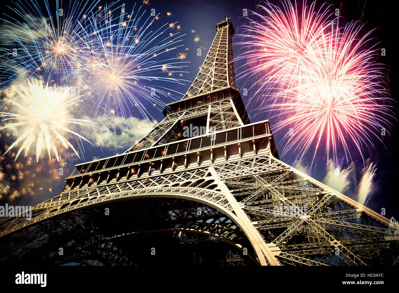 Résumé fond de Tour Eiffel avec Fireworks, Paris, France - Nouvel An Banque D'Images