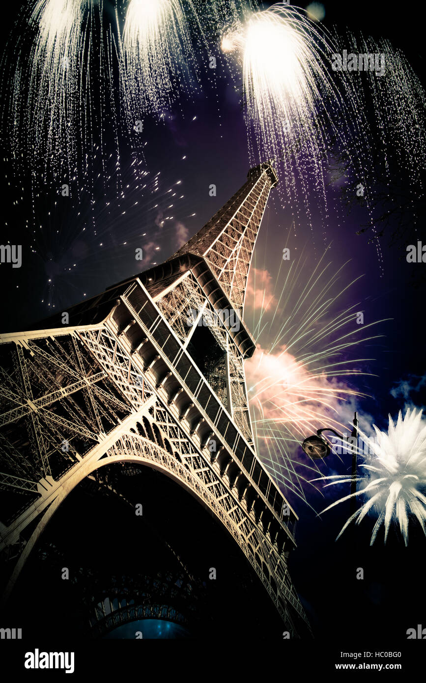Résumé fond de Tour Eiffel avec Fireworks, Paris, France - Nouvel An Banque D'Images