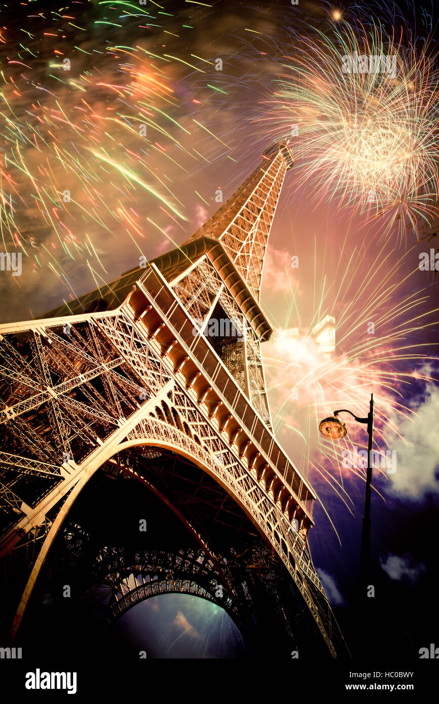 Résumé fond de Tour Eiffel avec Fireworks, Paris, France - Nouvel An Banque D'Images