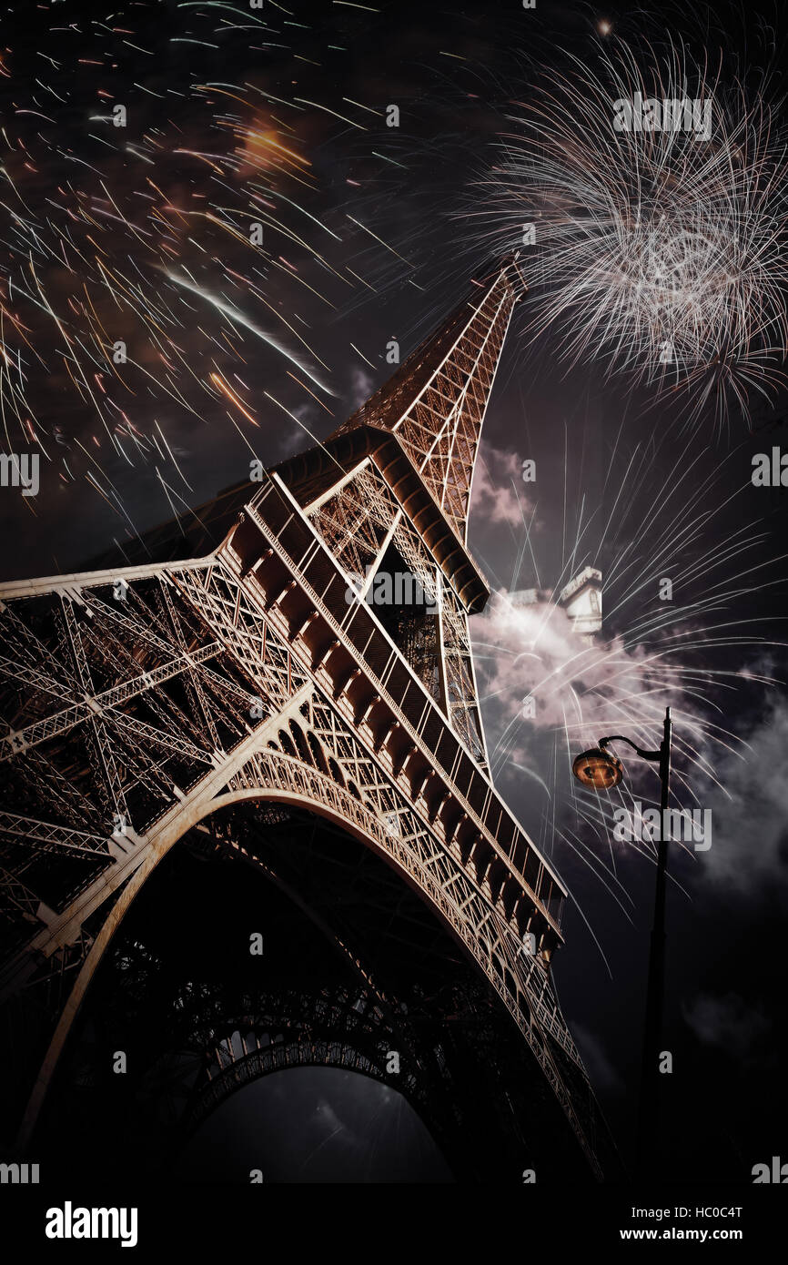 Résumé fond de Tour Eiffel avec Fireworks, Paris, France - Nouvel An Banque D'Images