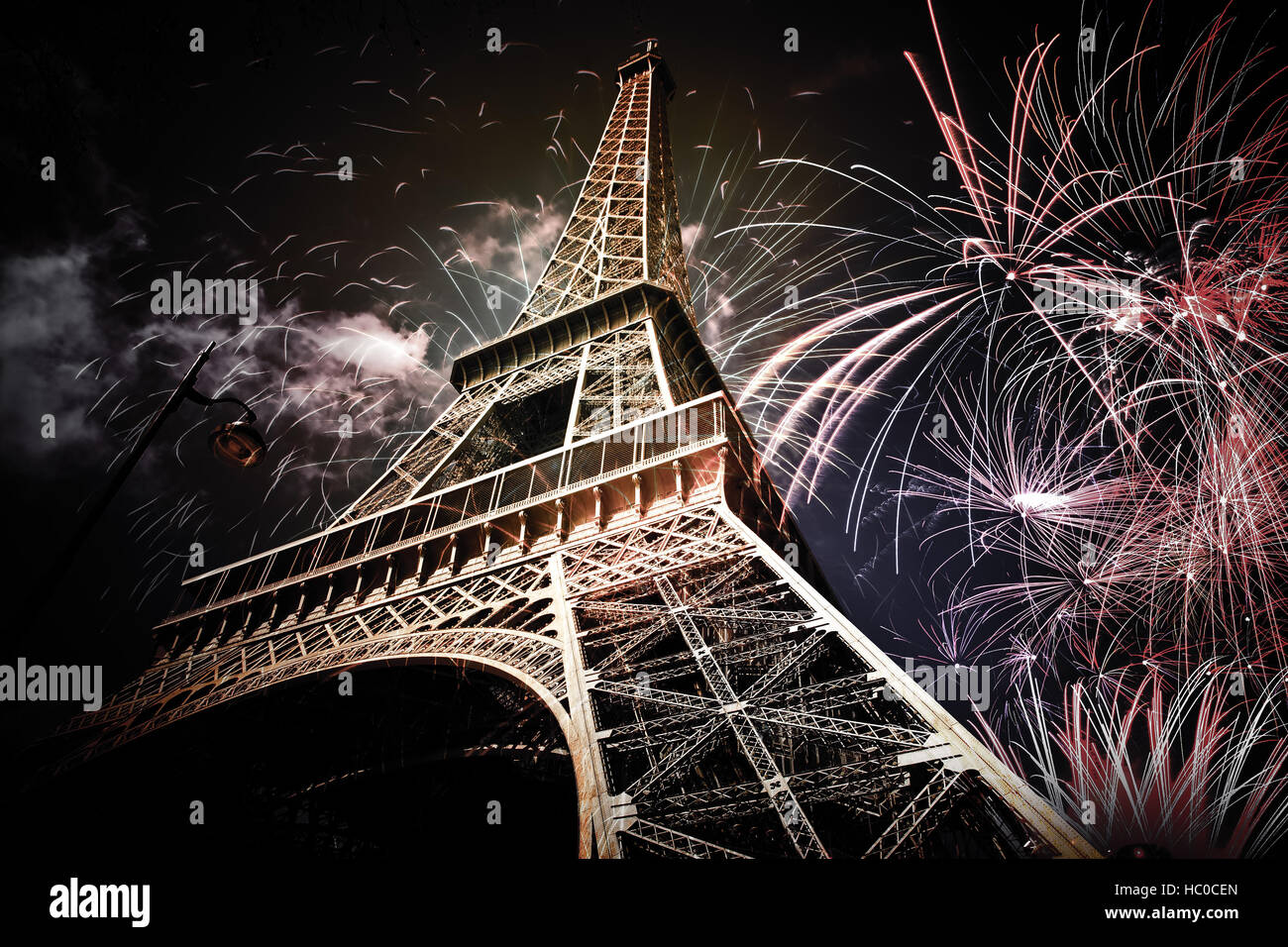 Résumé fond de Tour Eiffel avec Fireworks, Paris, France - Nouvel An Banque D'Images