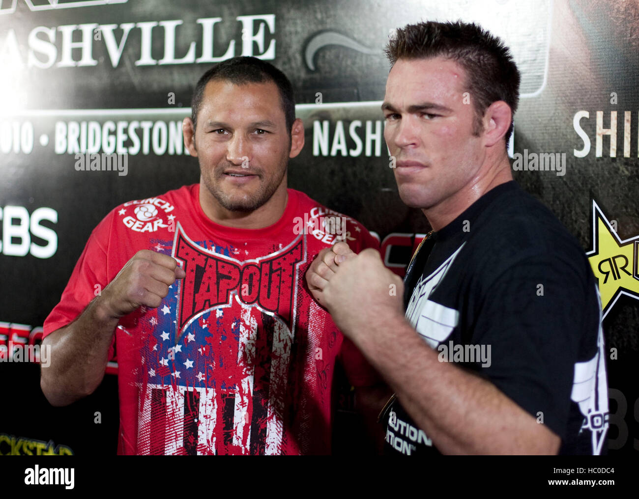 Jake Shields, droite, et Dan Henderson posent lors d'une session d'entraînement ouvert aux médias pour promouvoir une Strikeforce MMA à la carte Sport Legends le 17 mars 2010 à Hollywood, Californie. Photo par Francis Specker Banque D'Images