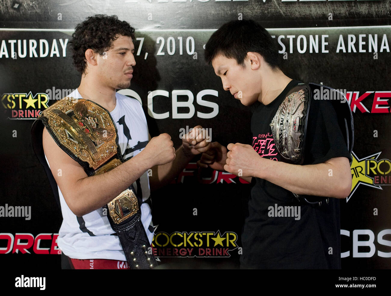 Shinya Aoki du Japon, droite, et Gilbert Melendez lors d'une session d'entraînement ouvert aux médias pour promouvoir une Strikeforce MMA à la carte Sport Legends le 17 mars 2010 à Hollywood, Californie. Photo par Francis Specker Banque D'Images