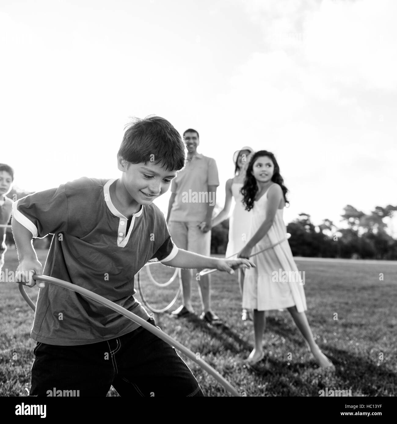 Hula Hoop profitant des loisirs à l'enjoué Concept Banque D'Images