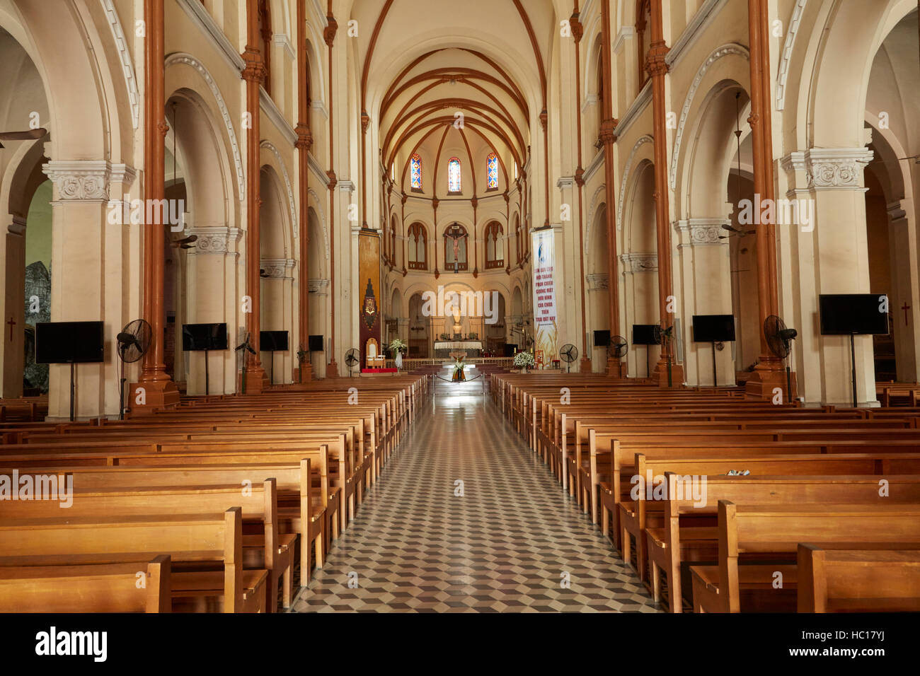 Intérieur de la Basilique de Notre-Dame de Saigon, Ho Chi Minh Ville (Saigon), Vietnam Banque D'Images