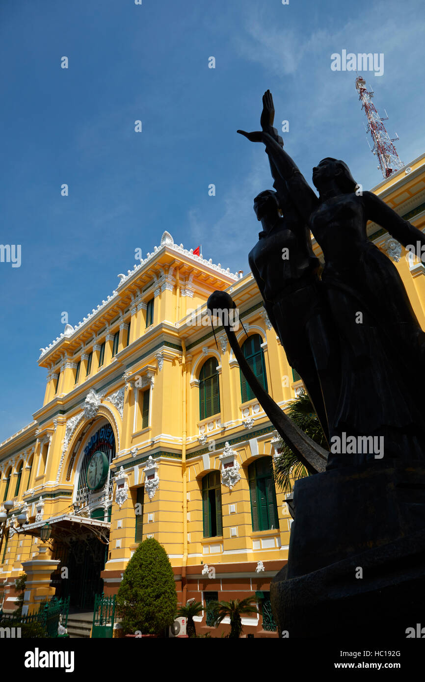 Statue et Poste Centrale historique (conçu par Gustave Eiffel), Ho Chi Minh Ville (Saigon), Vietnam Banque D'Images
