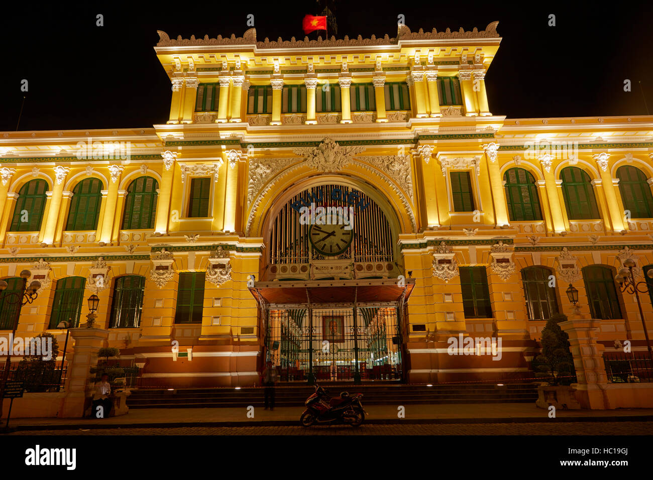 Poste Centrale historique de nuit (conçu par Gustave Eiffel), Ho Chi Minh Ville (Saigon), Vietnam Banque D'Images