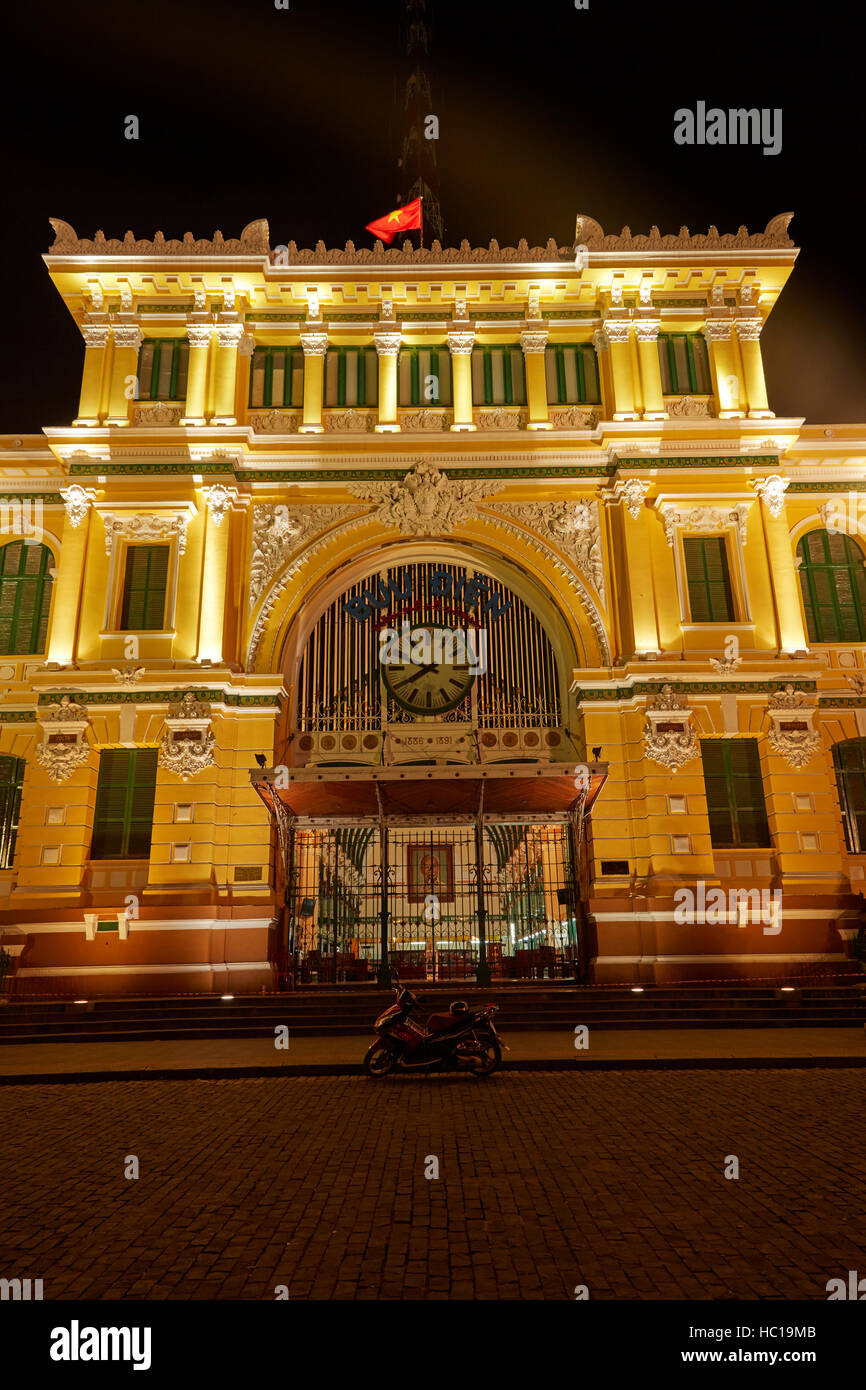 Poste Centrale historique de nuit (conçu par Gustave Eiffel), Ho Chi Minh Ville (Saigon), Vietnam Banque D'Images